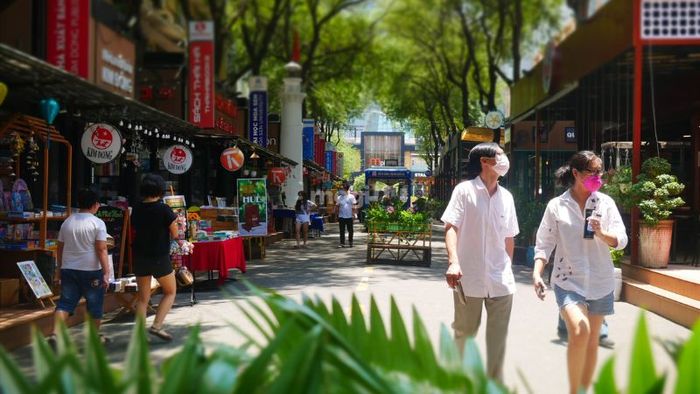 Đường sách Nguyễn Huệ – nơi thu gọn cả thế giới trong tay bạn