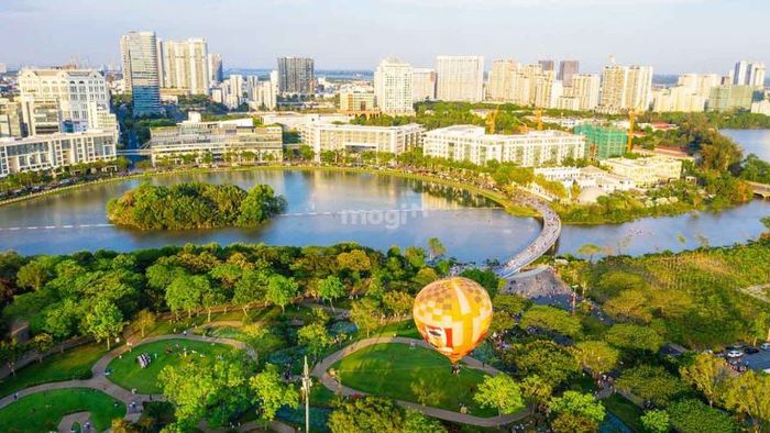 Khu vực quanh cầu Ánh Sao được phủ xanh bởi những cây cối tươi tốt và thảm cỏ mướt mắt - Nguồn: Internet