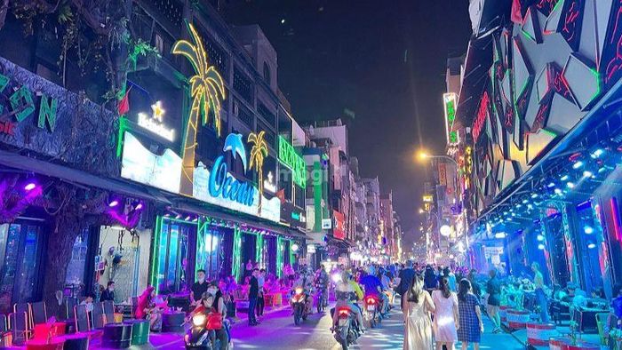 Phố Tây Bùi Viện, nằm ở trung tâm Quận 1, gần bến Bạch Đằng