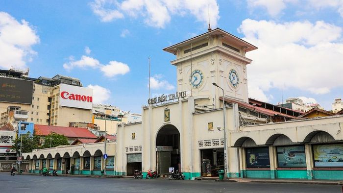 Chợ Bến Thành là một biểu tượng không thể thiếu mỗi khi nhắc đến Sài Gòn