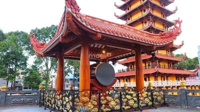 Khuôn viên chùa được chia thành nhiều khu vực tham quan, tạo điều kiện thuận lợi cho du khách khám phá – Nguồn: Internet