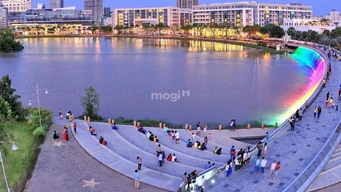 Thưởng thức không gian lung linh với hàng loạt đèn LED sắc màu - Nguồn: Internet