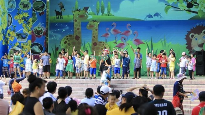 Hãy đến Thảo Cầm Viên để xem các buổi biểu diễn nghệ thuật đầy hấp dẫn và sáng tạo.