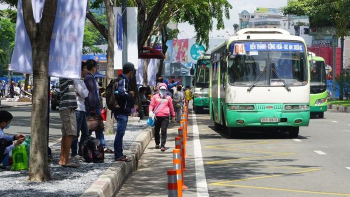 Chợ Bến Thành có rất nhiều tuyến xe buýt chạy qua, thuận tiện cho việc di chuyển đến đây