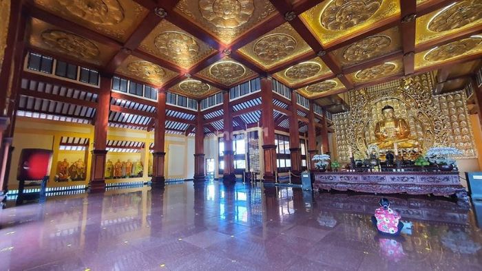 Tượng Phật Thích Ca Mâu Ni, được đặt tại khu vực Chánh điện, được chế tác từ đồng nguyên chất với trọng lượng lên tới 35 tấn và cao 7,5 mét – Nguồn: Internet