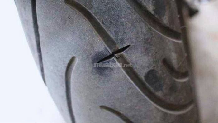 Lốp xe máy bị rách hoặc thủng