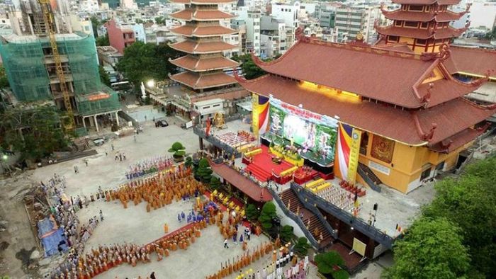Với không gian sân rộng rãi, du khách không còn phải bận tâm về việc gửi xe khi đến tham quan chùa Việt Nam Quốc Tự. - Nguồn: Internet