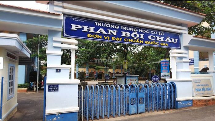Trường Phan Bội Châu nằm gần ngã ba Ông Đồn