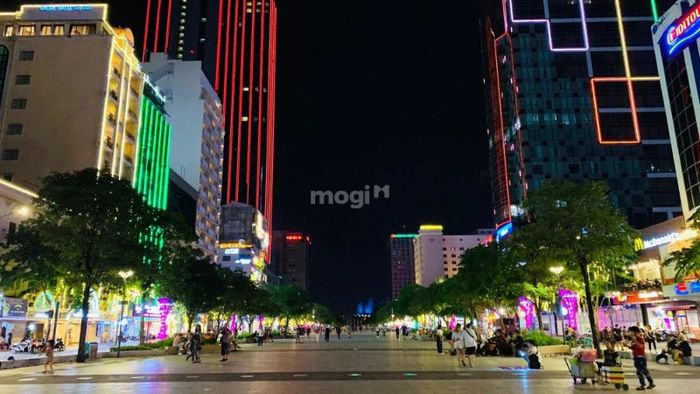 Phố đi bộ Nguyễn Huệ - Điểm đến lý tưởng cho buổi tối ngay gần bến phà Bạch Đằng
