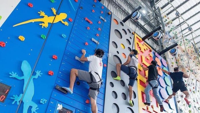 Thử thách leo núi đá nhiều màu sắc