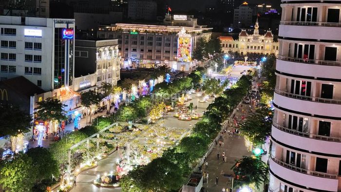 Hướng dẫn di chuyển đến phố đi bộ Nguyễn Huệ