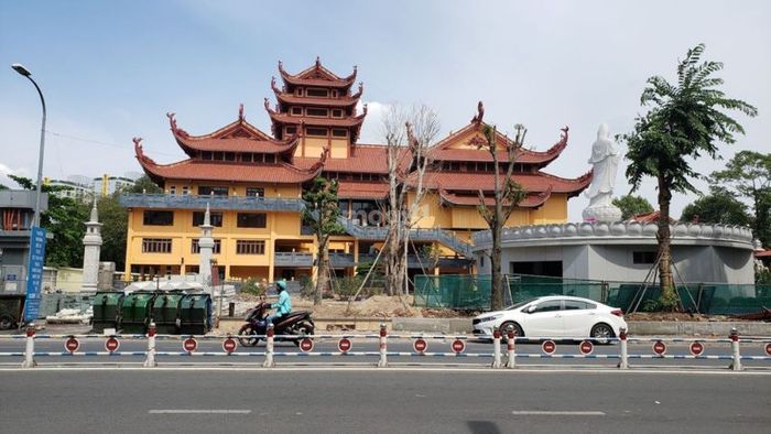 Với vị trí đắc địa ngay trung tâm, việc di chuyển đến chùa Việt Nam Quốc Tự thật sự rất dễ dàng – Nguồn: Internet