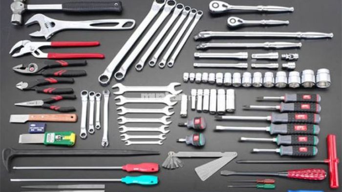 Chuẩn bị đầy đủ dụng cụ cần thiết để tiến hành vệ sinh pô xe máy