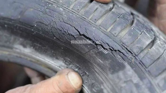 Lốp xe máy bị lão hóa theo thời gian