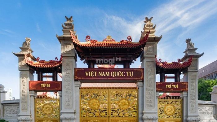 Cổng chùa Việt Nam Quốc Tự gây ấn tượng mạnh với sự bề thế và kiên cố – Nguồn: Internet