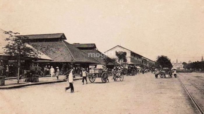 Chợ Bến Thành được khởi công xây dựng từ thế kỷ 17, nằm sát bên sông Bến Nghé