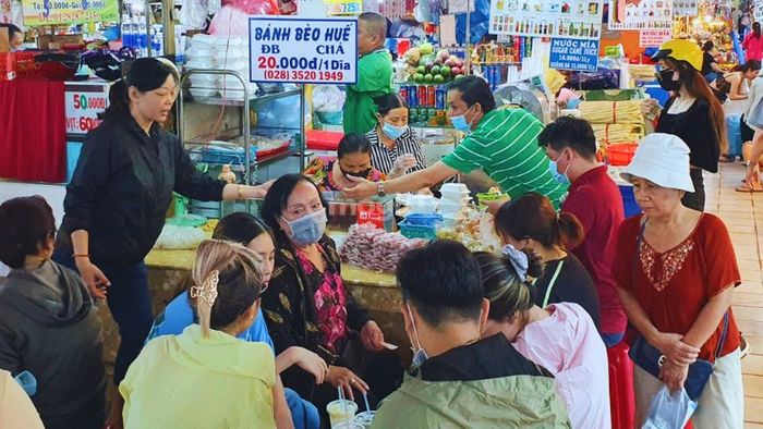 Các mặt hàng tại chợ Bến Thành có giá thường cao hơn so với các khu vực bên ngoài chợ.