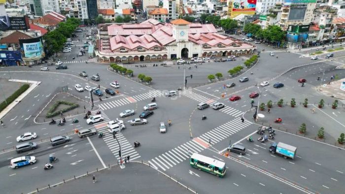 Cơ sở hạ tầng xung quanh chợ Bến Thành được phát triển hiện đại và đầy đủ, tạo điều kiện thuận lợi cho mọi hoạt động giao thương và đi lại.