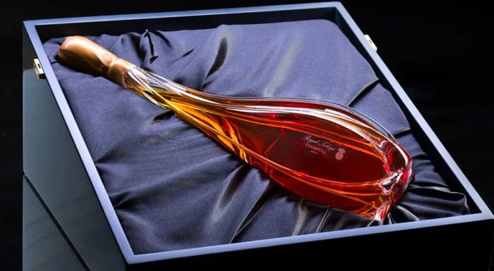 To bottle Essencia 2018 in 1.5-liter decanters, Royal Tokaji needed to obtain special approval from the Hungarian government.