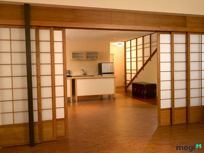 Shoji là những tấm vách ngăn được làm từ chất liệu giấy mờ, gỗ hoặc tre, thường được sử dụng trong kiến trúc truyền thống Nhật Bản