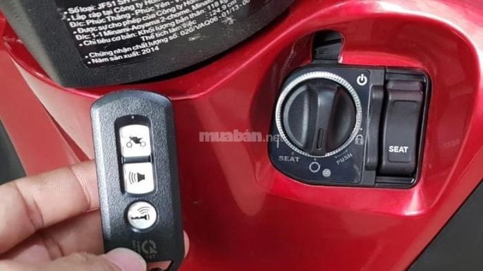 Nhấn và giữ nút có hình chìa khóa trên smartkey