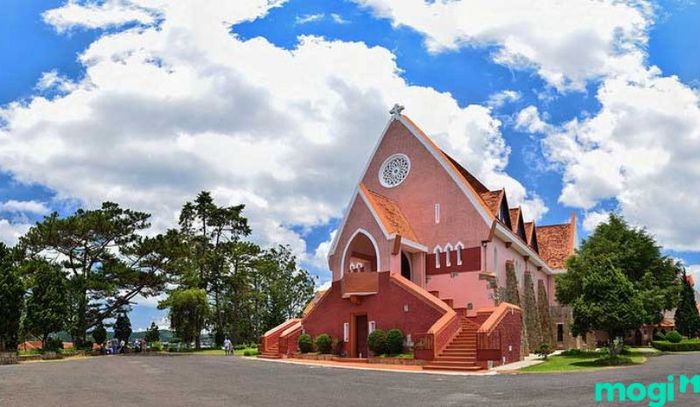 Hãy giữ gìn vệ sinh, không xả rác để bảo vệ vẻ đẹp của nhà thờ Domaine De Marie