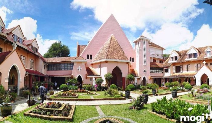 Tổng thể kiến trúc và không gian của nhà thờ Domaine De Marie
