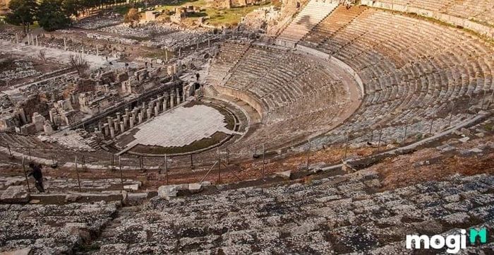 Nhà hát Ephesus là một trong những công trình nổi bật ở thành phố cổ Ephesus, nổi bật với kiến trúc ấn tượng và quy mô đồ sộ.
