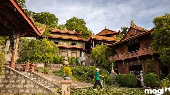 Chùa Hang, một ngôi chùa cổ kính đầy linh thiêng, là điểm đến không thể bỏ qua khi du lịch gần bãi đá Cổ Thạch.