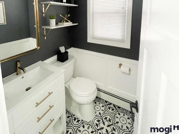 Một yếu tố quan trọng khác khi thiết kế phòng tắm nhỏ 1m2 là hệ thống ánh sáng và thông gió