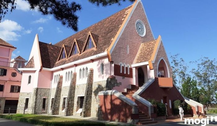 Nhà thờ Domaine De Marie tọa lạc tại số 1, đường Ngô Quyền, phường 6, TP. Đà Lạt