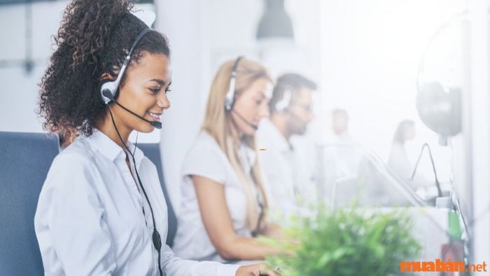 Công việc của một Telemarketer bao gồm cả việc tìm kiếm khách hàng mới và duy trì mối quan hệ với khách hàng hiện tại.