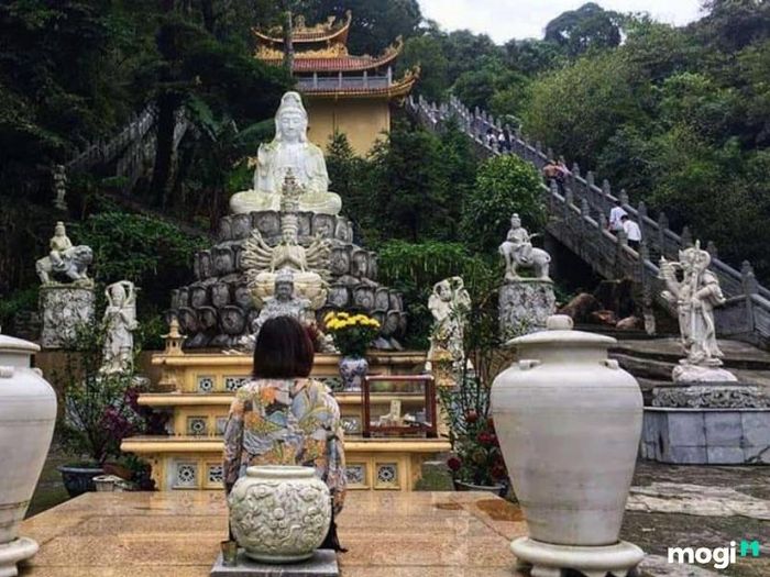 Đền Bà Chúa Thượng Ngàn, nơi thờ phụng vị nữ thần linh thiêng, là một trong những điểm đến tâm linh nổi tiếng tại Tam Đảo, thu hút du khách tìm đến để cầu bình an và may mắn.
