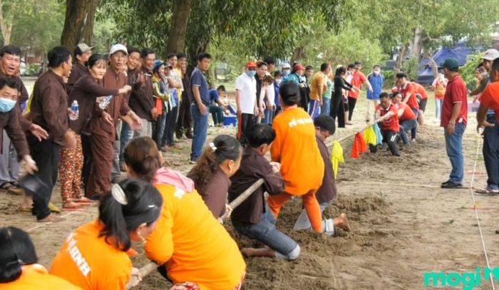 Lễ Kỳ Yên Hạ Điền còn nổi bật với cuộc thi kéo co, một hoạt động thú vị, thể hiện tinh thần đồng đội và sức mạnh cộng đồng.