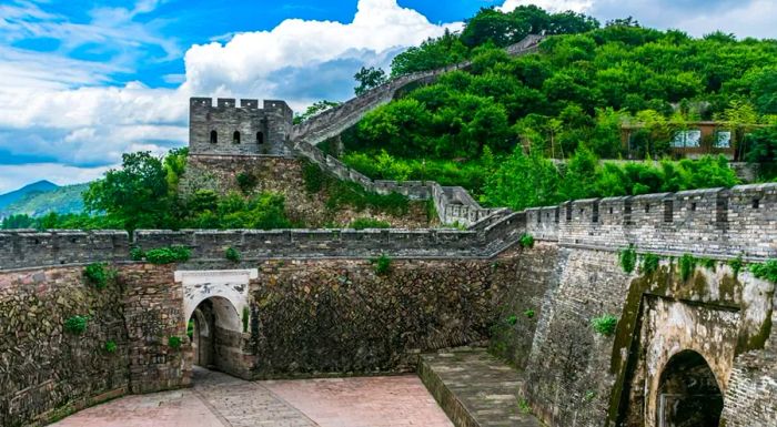 The historic city wall of Linhai stretches over 6,000 meters long.