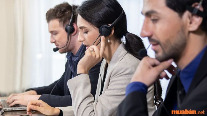 Outbound telemarketing là hình thức chủ động gọi điện đến khách hàng tiềm năng để tiếp cận và giới thiệu sản phẩm, dịch vụ.