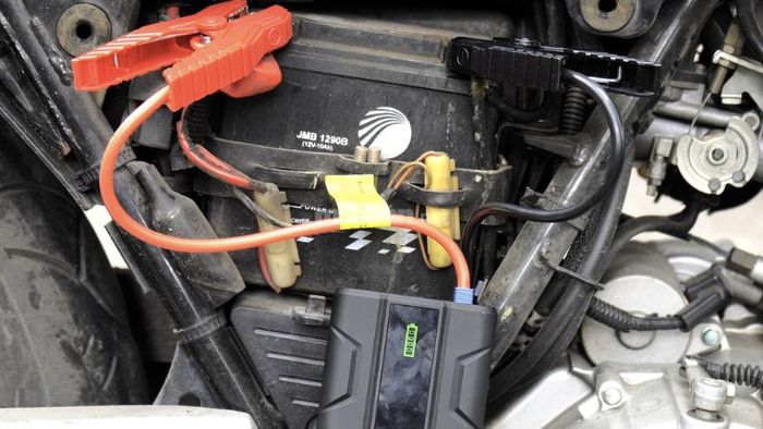 Xe Air Blade không thể khởi động do bình ắc-quy hết điện