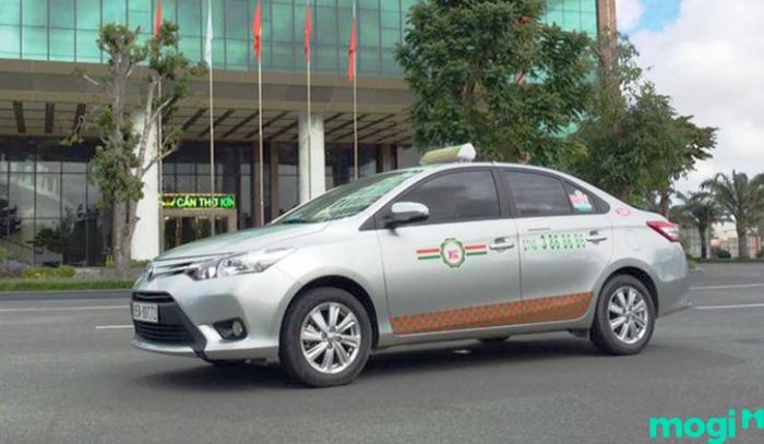 Một lựa chọn tiện lợi để đến Đình Bình Thủy là đi Taxi.