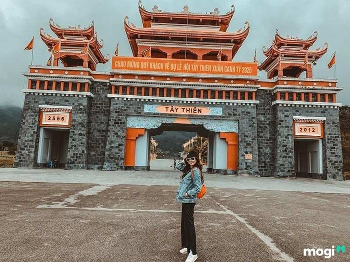 Thiền Viện Trúc Lâm Tây Thiên, nơi tĩnh lặng giữa núi rừng, là địa điểm lý tưởng cho những ai tìm kiếm sự an yên trong tâm hồn và tham gia các hoạt động tu hành, lễ Phật.