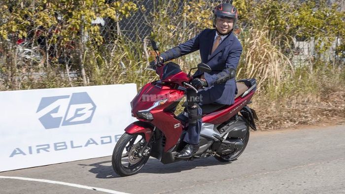 Khởi động xe và đợi 5-10 giây trước khi vặn ga để động cơ có đủ thời gian làm việc