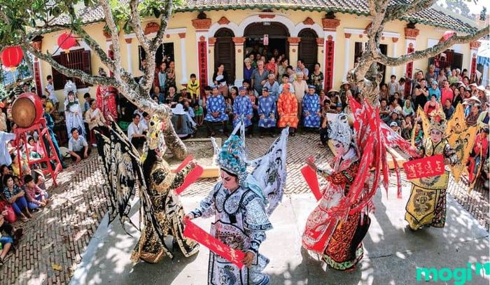 Hát Bội là một loại hình nghệ thuật đặc trưng của người dân Tây Nam Bộ, mang đậm dấu ấn văn hóa miền Tây.