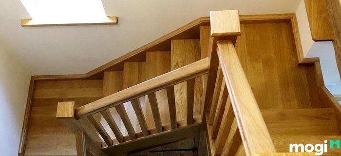 Cầu thang gỗ vuông kết hợp kính lan can, một sự lựa chọn hoàn hảo mang lại nét hiện đại cho không gian sống của bạn.