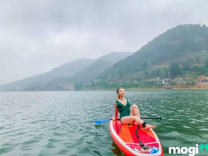 Thử sức với hoạt động chèo thuyền SUP tại hồ Đồng Đò, một trải nghiệm thú vị và thư giãn giữa không gian yên bình của hồ nước xanh mát.