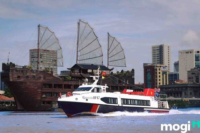 Di chuyển bằng tàu cánh ngầm