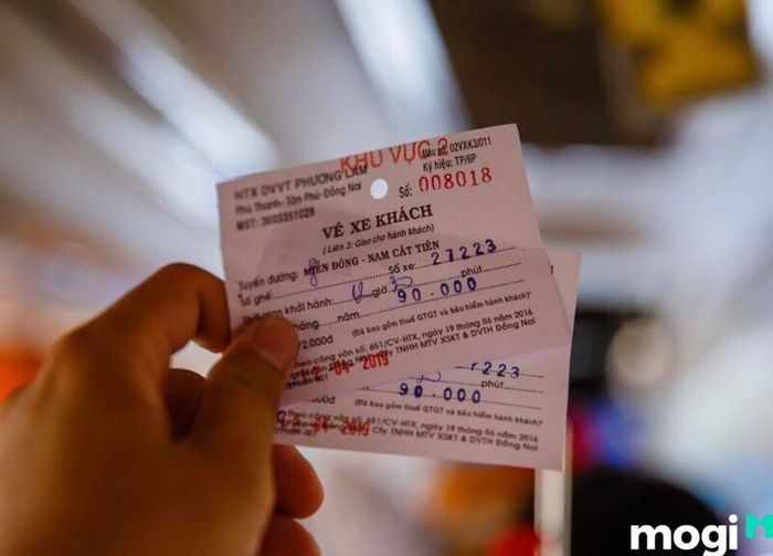 Di chuyển bằng xe khách đến rừng Nam Cát Tiên