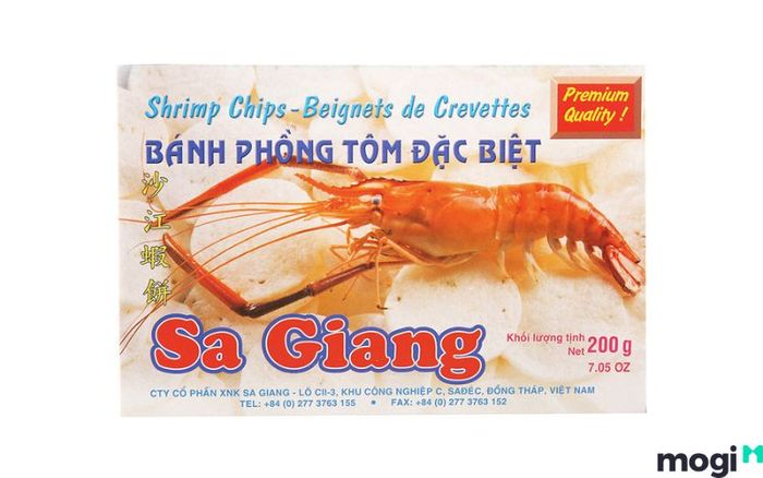 Bánh phồng tôm Sa Giang là món ăn nổi tiếng, được yêu thích vì vị giòn rụm và hương vị tôm đặc trưng, vừa cay vừa thơm, rất dễ gây nghiện.