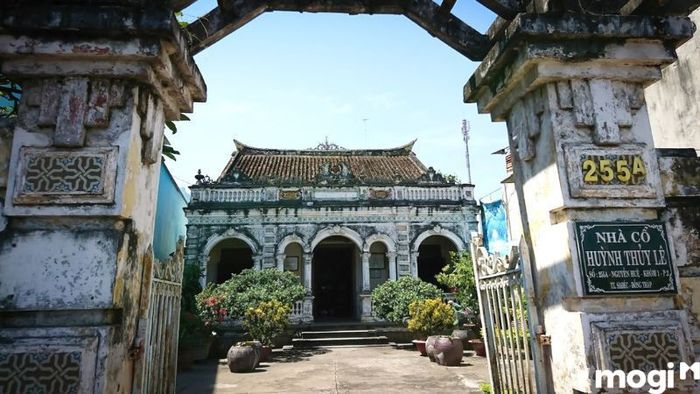 Nha-co-Huynh-Thuy-Le-2