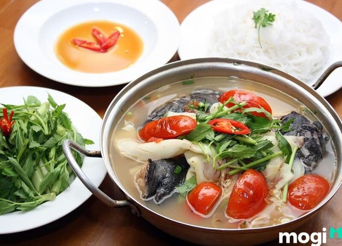 Lẩu cá sông kết hợp với các loại rau rừng tươi ngon