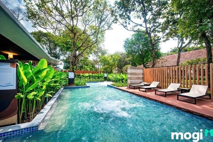 Nước trong xanh của hồ khoáng giúp cơ thể thư giãn và xua tan mọi mệt mỏi.
