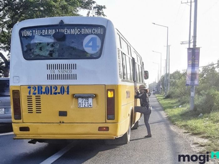 Di chuyển bằng xe buýt đến suối nước nóng Bình Châu